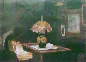 Dame syende ved lampelys.